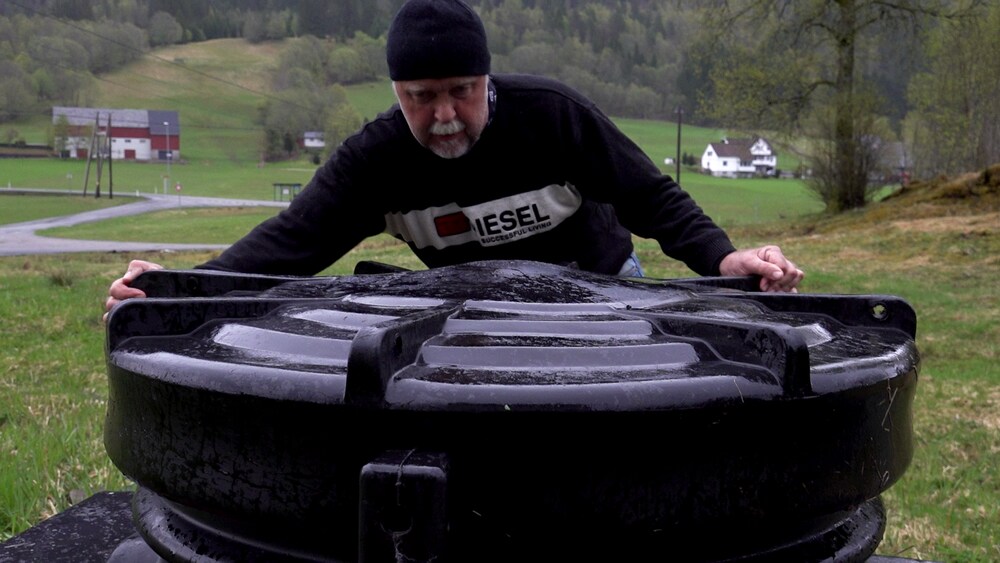 Forskjellige interesser gir forskjellige standpunkter NYTT ANLEGG: Frå før hadde Ove fått montert eit reinseanlegg på eit av dei tre husa på garden, to hus står att med gammalt anlegg.
Foto: Oddgeir Sæle / NRK